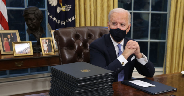 Civil Rights Leader Cesar Chávez Visible in President Biden’s Oval Office – NBC Los Angeles