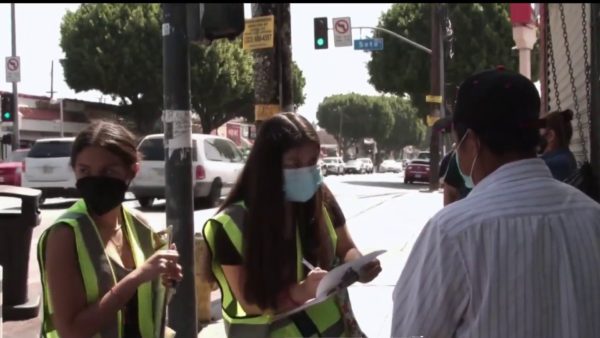 Teens Volunteer to Book Vaccine Appointments for Street Vendors in East LA – NBC Los Angeles