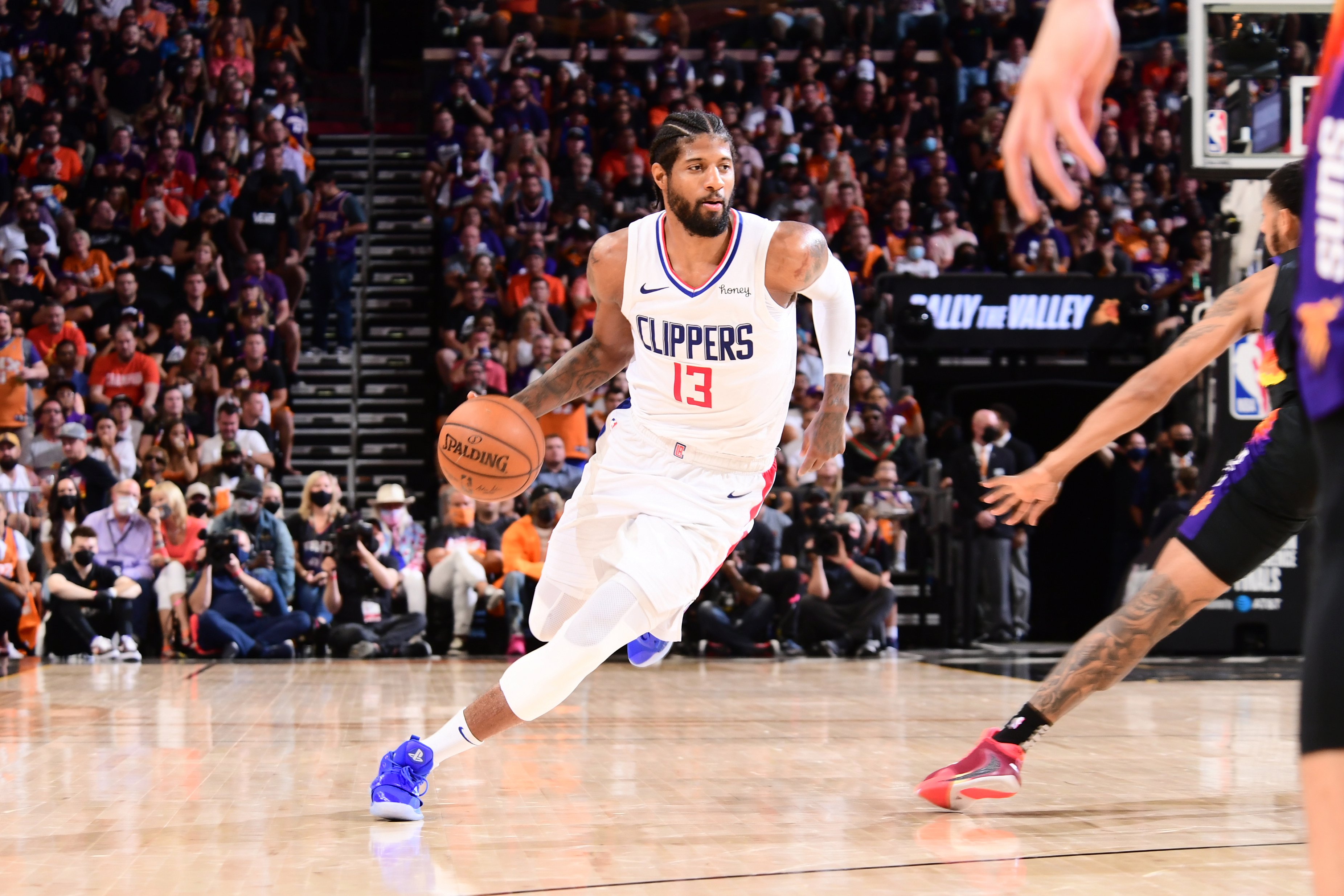Paul Keeps Gritty Clippers Alive With 41Point Performance Over