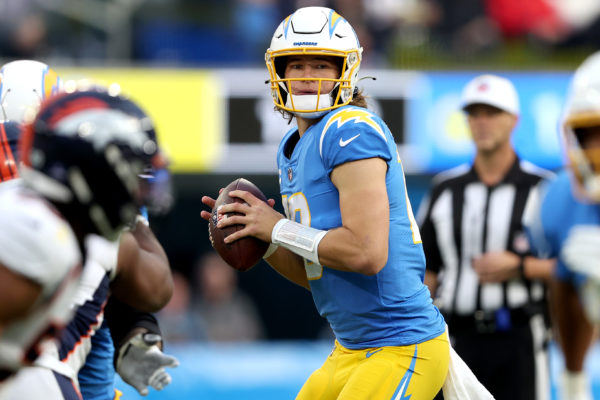 Justin Herbert Sets Team Touchdown Record as Chargers Keep Playoff Hopes Alive With 34-13 Win Over Broncos – NBC Los Angeles