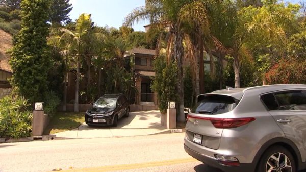 Armed Robbers Target Renters in Follow-Home Robbery – NBC Los Angeles