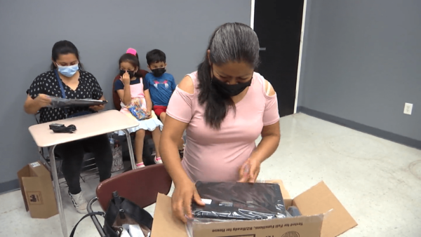 Latino Parents in LA County Receive Free Laptops – NBC Los Angeles
