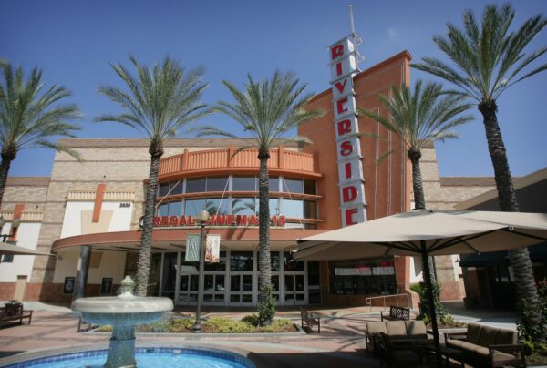 Owner of Regal Cinemas is preparing to file for bankruptcy as stock price sinks – Daily News