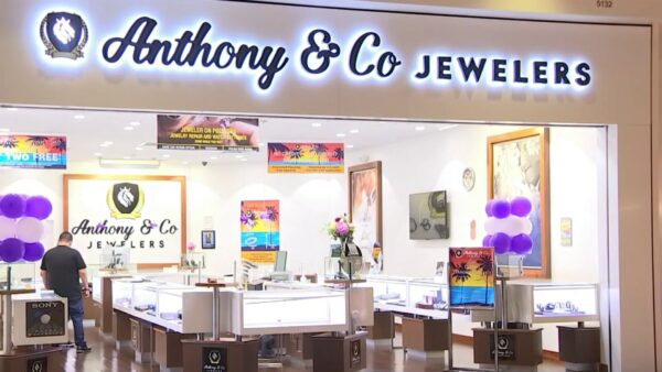Robbers Get Away With About $200,00 Worth of Jewelry in Montclair Smash and Grab – NBC Los Angeles