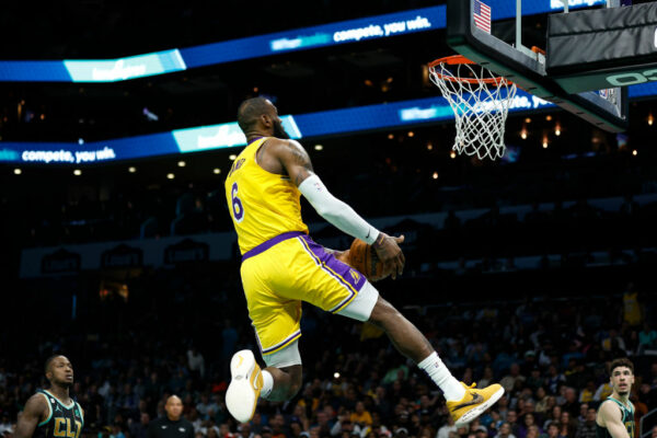 LeBron James Pours in 43Points as Lakers Hold Off Hornets, 121-115 – NBC Los Angeles
