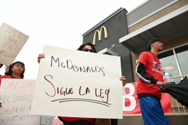 McDonald’s employees at East LA store protest working conditions – Daily News